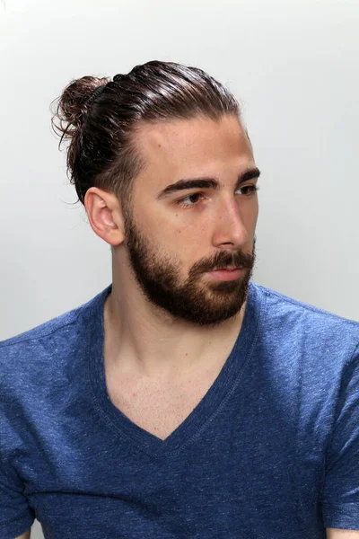 Modelo Masculino Atraente Com Cabelos Longos Barba Posando Estúdio Fundo — Fotografia de Stock