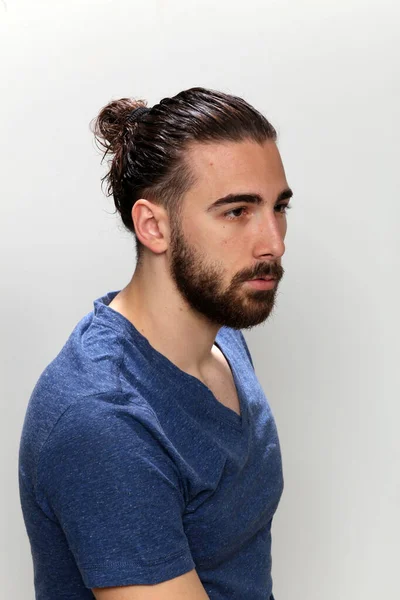 Modelo Masculino Atractivo Con Pelo Largo Barba Posando Estudio Sobre — Foto de Stock