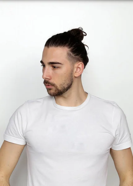 Uzun Saçlı Sakallı Çekici Erkek Model Izole Bir Arka Planda — Stok fotoğraf