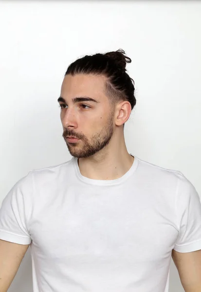 Modelo Masculino Atractivo Con Pelo Largo Barba Posando Estudio Sobre — Foto de Stock