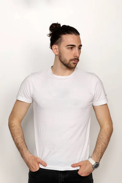 Modelo Masculino Atractivo Con Pelo Largo Barba Posando Estudio Sobre — Foto de Stock