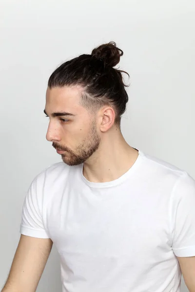 Modelo Masculino Atractivo Con Pelo Largo Barba Posando Estudio Sobre — Foto de Stock