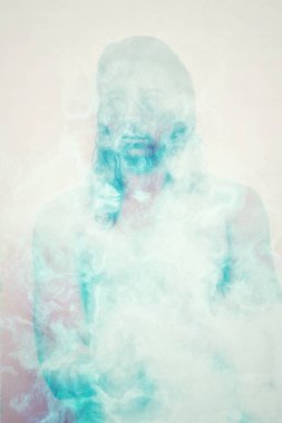 Yerli bir Amerikalının dumanlı portresi. Gizem, kültür, ruhanilik.