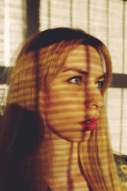 Mavi gözlü güzel sarışın kız poz veriyor. Sert ışık fotoğrafçılığı.