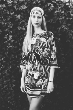 Mavi gözlü güzel sarışın kız poz veriyor. Sert ışık fotoğrafçılığı.