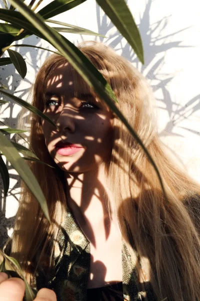 Schöne Blonde Mädchen Mit Blauen Augen Posiert Harte Lichtfotografie — Stockfoto
