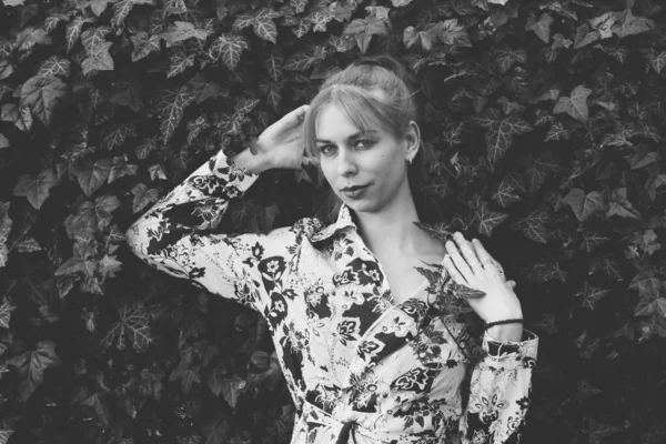 Mavi gözlü güzel sarışın kız poz veriyor. Sert ışık fotoğrafçılığı.