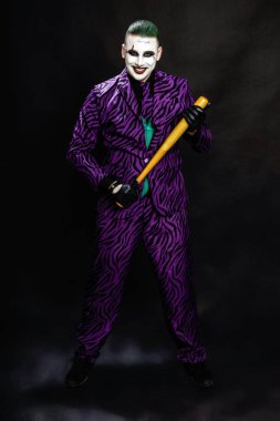 Korkunç palyaço izole edilmiş arka planda stüdyoda poz veriyor. Cadılar Bayramı, Cosplay ve Film konsepti.