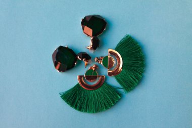 mavi arkaplanda yeşil küpeler