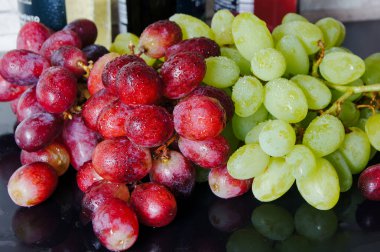 Üzümler beyaz ve pembe Sabah çiğ damlalarıyla