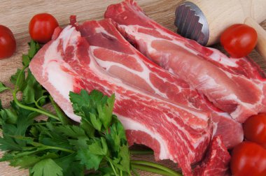 Taze domuz eti pişmeye hazır.