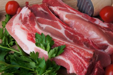 Taze domuz eti pişmeye hazır.