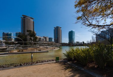Barcelona, İspanya, Mart 2016: yapay nehir parc Diagonal Mar manzaralı modern skycaps