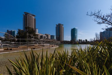 Barcelona, İspanya, Mart 2016: yapay nehir parc Diagonal Mar manzaralı modern skycaps