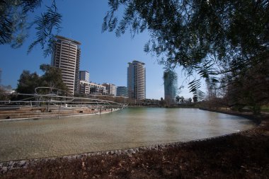 Barcelona, İspanya, Mart 2016: yapay nehir parc Diagonal Mar manzaralı modern skycaps