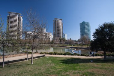 Barcelona, İspanya, Mart 2016: yapay nehir parc Diagonal Mar manzaralı modern skycaps