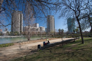 Barcelona, İspanya, Mart 2016: yapay nehir parc Diagonal Mar manzaralı modern skycaps