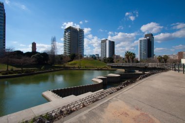 Barcelona, İspanya, Mart 2016: yapay nehir parc Diagonal Mar manzaralı modern skycaps