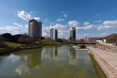 Barcelona, İspanya, Mart 2016: yapay nehir parc Diagonal Mar manzaralı modern skycaps