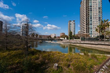 Barcelona, İspanya, Mart 2016: yapay nehir parc Diagonal Mar manzaralı modern skycaps