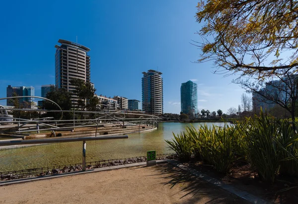 Barcelona, İspanya, Mart 2016: yapay nehir parc Diagonal Mar manzaralı modern skycaps