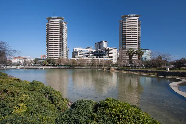 Barcellona, Spagna, marzo 2016: fiume artificiale nel parco Diagonal Mar con vista sui moderni skycaps — Foto Stock