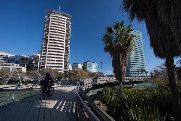 Barcelona, İspanya, Mart 2016: yaya cadde parc Diagonal Mar manzaralı modern gökdelenler