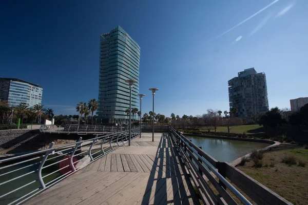 Barcelona, İspanya, Mart 2016: yaya cadde parc Diagonal Mar manzaralı modern gökdelenler