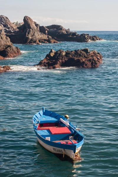 TENERIFE, ESPAÑA, agosto 2015: barco pesquero vacío en aguas abiertas — Foto de Stock