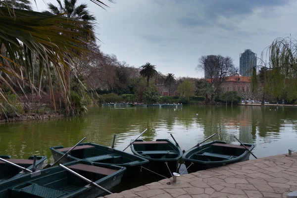 Le imbarcazioni da diporto nello stagno del parco cittadino — Foto Stock