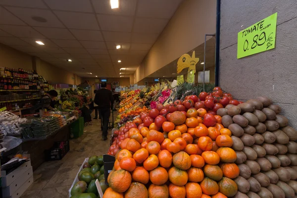 Barcelona, Spanien, mars 2016: Bänkskiva livsmedelsbutik med färsk frukt rack — Stockfoto