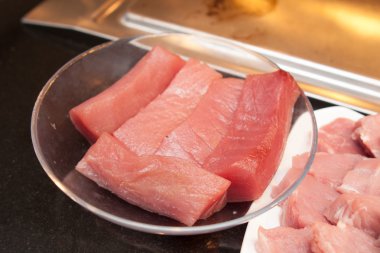 cam levha ızgarada hazırlanan ham ton balığı et