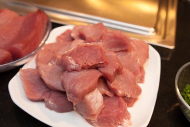 çiğ et mangal için hazırlanan