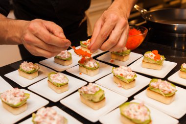 hazırlanan lezzetli gurme kanepe başlayanlar beyaz tabaklarda yemek