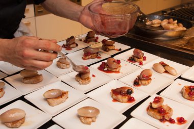 hazır et ve soğancık soğan lezzetli gurme kanepe başlayanlar beyaz tabaklarda yemek