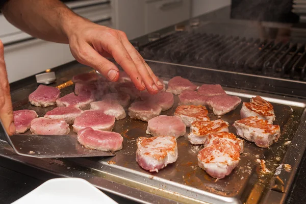 Koka Stekt Kött Grillning Metalliska Tallrik — Stockfoto