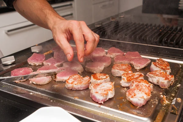 Koka stekt kött grillning på metalliska tallrik — Stockfoto