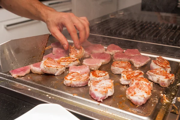 Koka stekt kött grillning på metalliska tallrik — Stockfoto