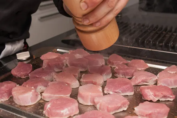 Kocken förberett rått kött för grillen — Stockfoto