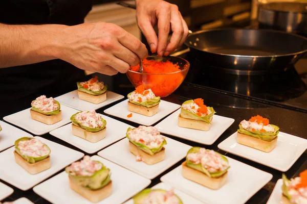 hazırlanan lezzetli gurme kanepe başlayanlar beyaz tabaklarda yemek