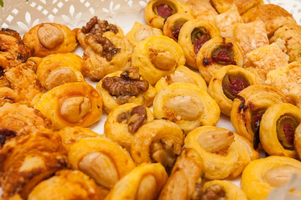 Bakkerij vegetarische taarten en voorgerechten met walnoten en amandelen — Stockfoto