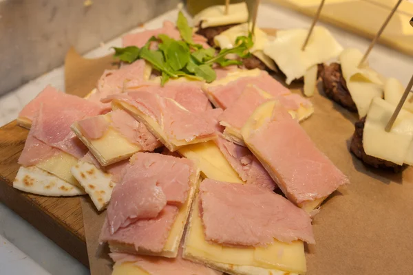 チーズとハムのサンドイッチ — ストック写真