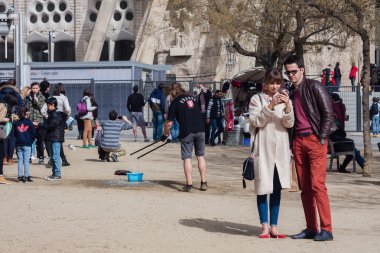 Barselona, İspanya, Şubat 2017: Turist selfies Fagrada Familia açık olun..