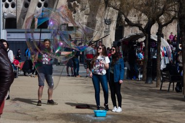 Barselona, İspanya, Şubat 2017: Turist selfies Fagrada Familia açık olun..