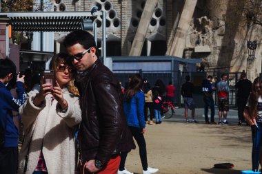Barselona, İspanya, Şubat 2017: Turist selfies Fagrada Familia açık olun..