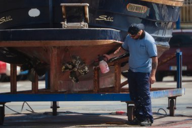 Palamos, Katalonya, Mayıs 2016: balıkçı gemisi alt onarma