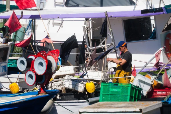 Palamos, Catalogna, maggio 2016: pescatore prepara attrezzatura da pesca — Foto Stock