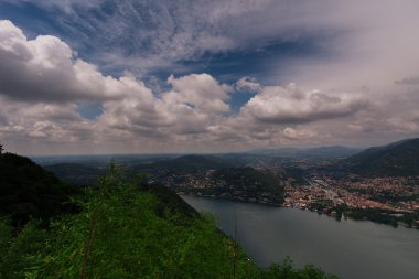 Brunate, İtalya - Mayıs 2016-Cernobbio ve görünümünü Brunate üzerinden Como Gölü