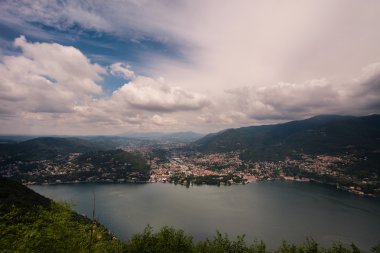 Brunate, İtalya - Mayıs 2016-Cernobbio ve görünümünü Brunate üzerinden Como Gölü