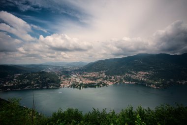 Brunate, İtalya - Mayıs 2016-Cernobbio ve görünümünü Brunate üzerinden Como Gölü